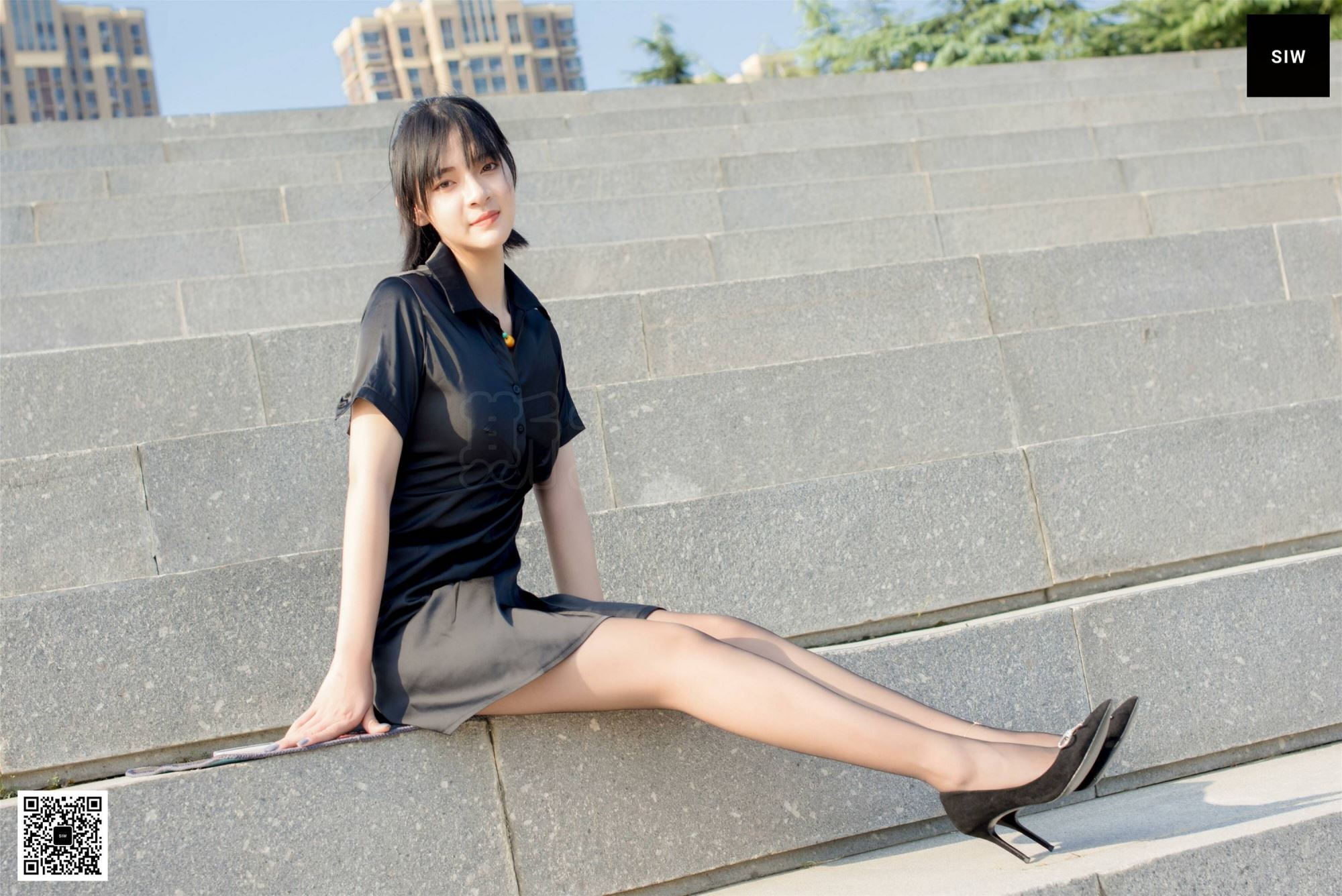 SIW斯文传媒 091 思琪 真丝修身超短低腰裙